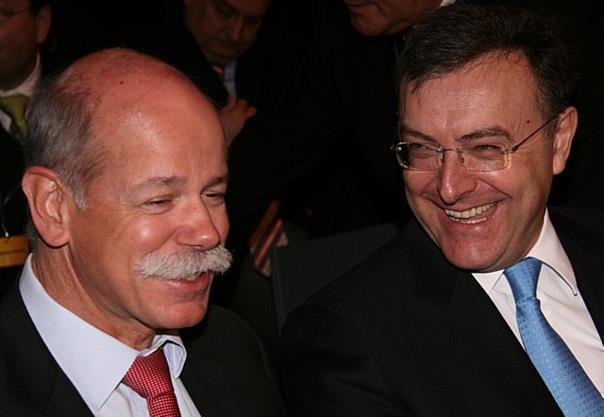 Lachen Sie miteinander oder über einander? Dieter Zetsche (links) und Norbert Reithofer. Foto: UnitedPictures